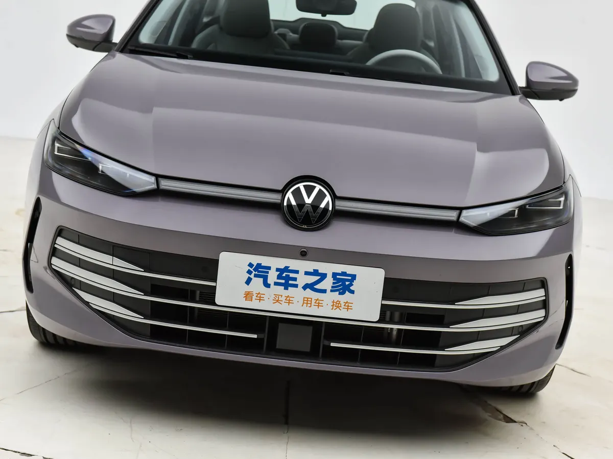 Передняя часть Volkswagen Lavida Pro крупно: логотип VW, светодиодная полоса, фары и хромированные планки решётки