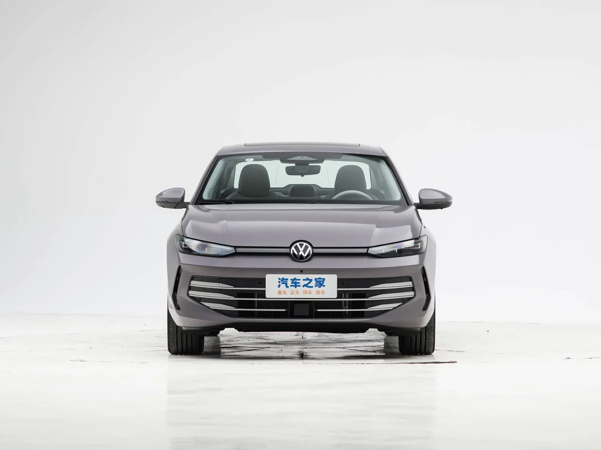 Серый седан Volkswagen Lavida Pro спереди: логотип VW, узкие фары и решётка с хромированными планками