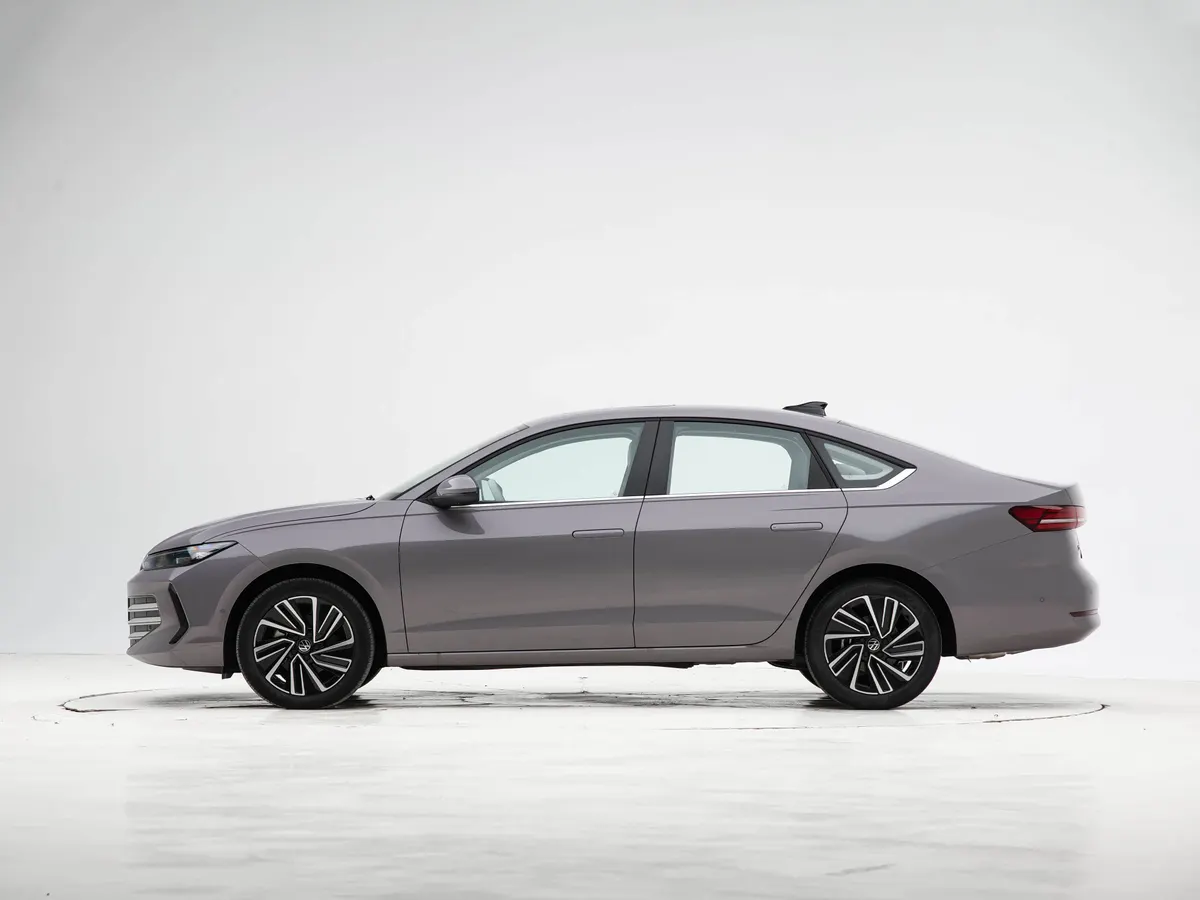 Серый седан Volkswagen Lavida Pro в профиль с лёгкосплавными дисками