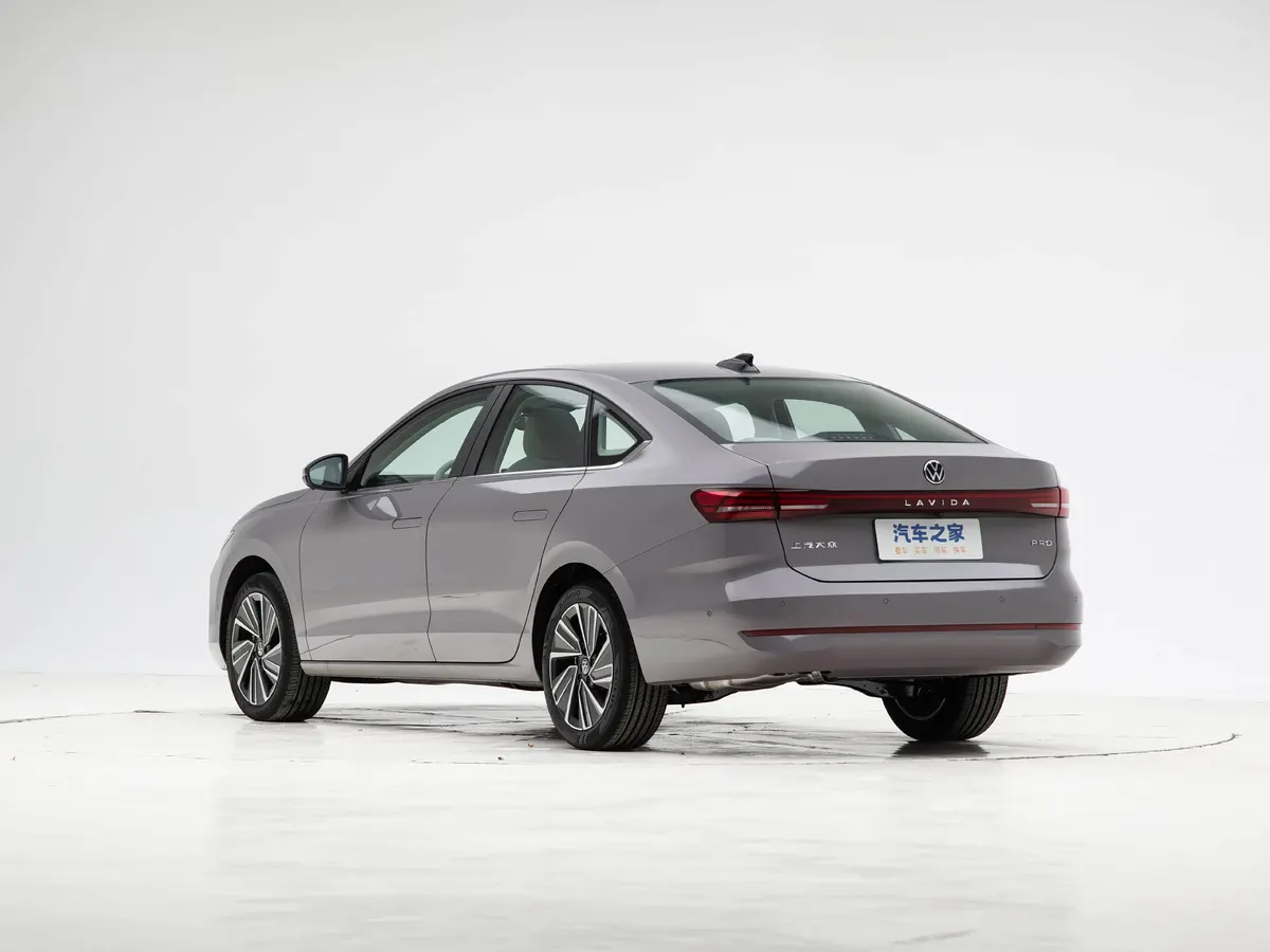 Серый Volkswagen Lavida Pro сзади в три четверти: сплошная полоса задних фонарей и надпись Lavida