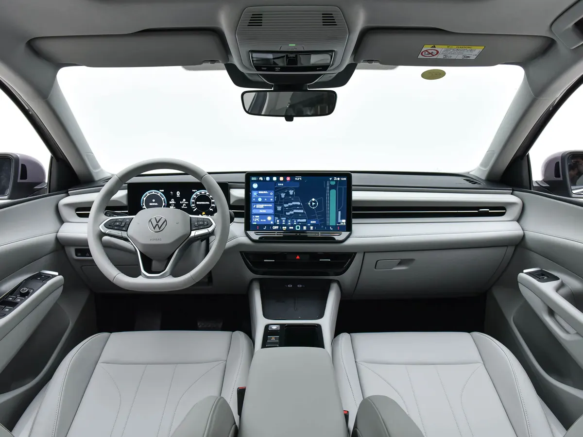 Светлый салон Volkswagen Lavida Pro: руль, цифровая приборная панель, центральный экран и передние сиденья