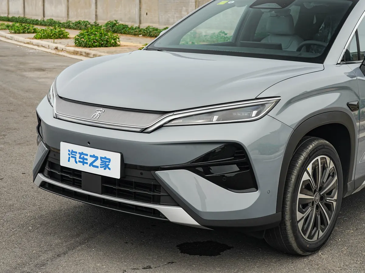 Передняя часть BYD Song Ultra крупным планом: фара, решётка и нижний воздухозаборник
