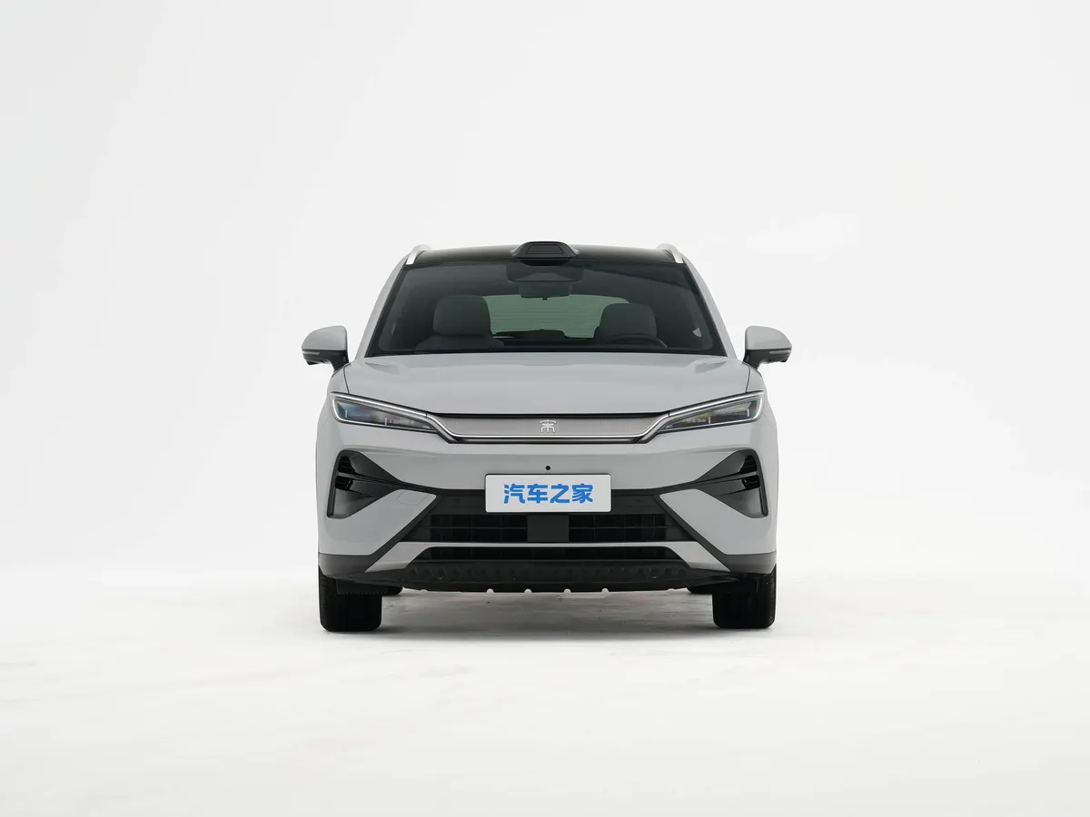 BYD Song Ultra серого цвета, вид спереди, на белом студийном фоне