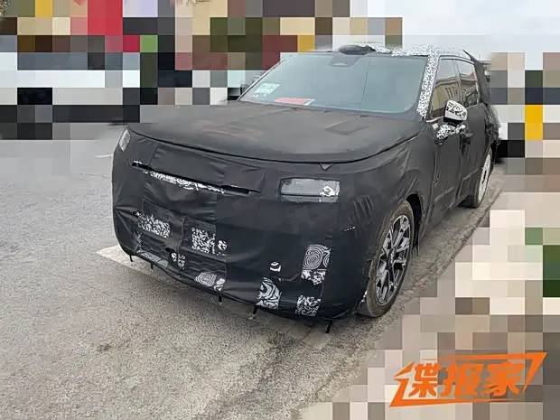 Прототип Lynk & Co 900 в камуфляжном чехле, вид спереди и справа