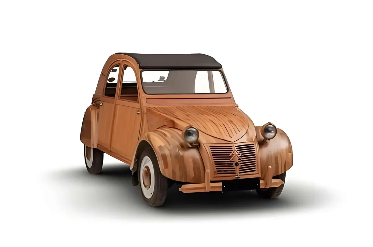 Деревянный Citroën 2CV с тёмной тканевой крышей и круглыми фарами на белом фоне