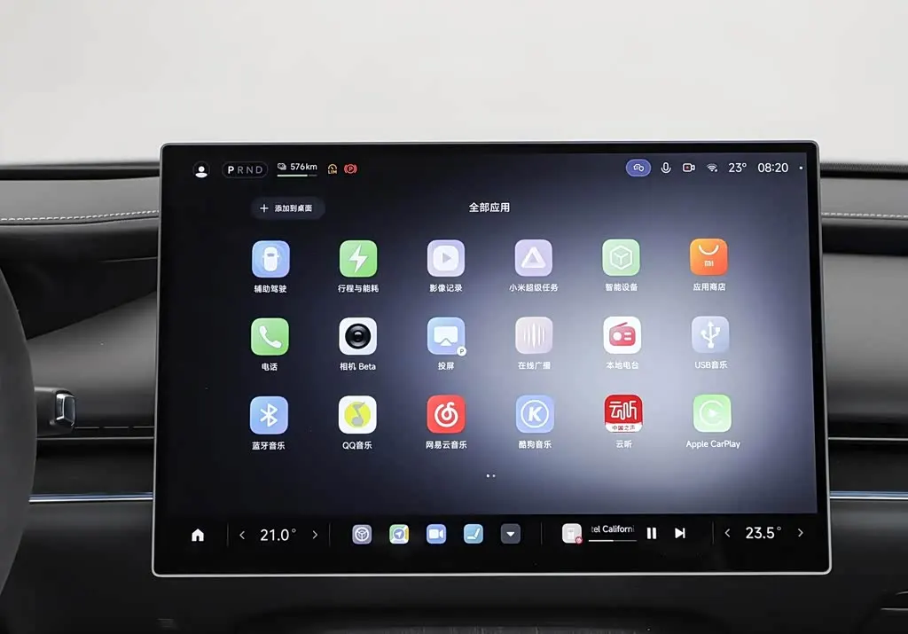 Центральный экран Xiaomi SU7 со списком приложений: музыка, телефон, камера, Apple CarPlay