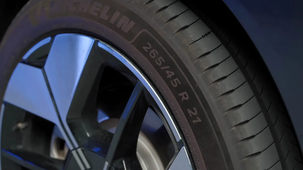 Боковина шины Michelin с маркировкой 265/45 R21 и спицы литого диска