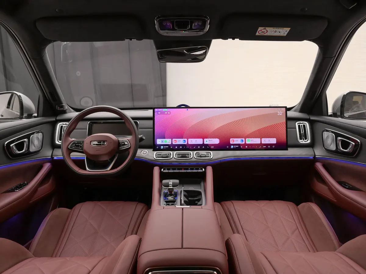 Салон Geely Xingyue L PLUS спереди: бордовая кожа, широкий экран, цифровая приборная панель и подсветка