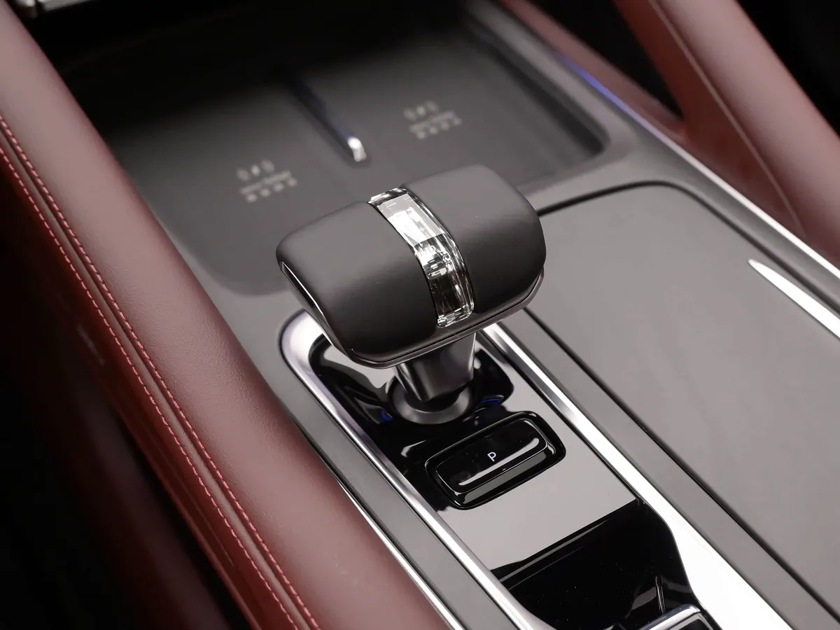 Селектор коробки передач Geely Xingyue L PLUS с хрустальной вставкой, рядом бордовая кожа и зона беспроводной зарядки