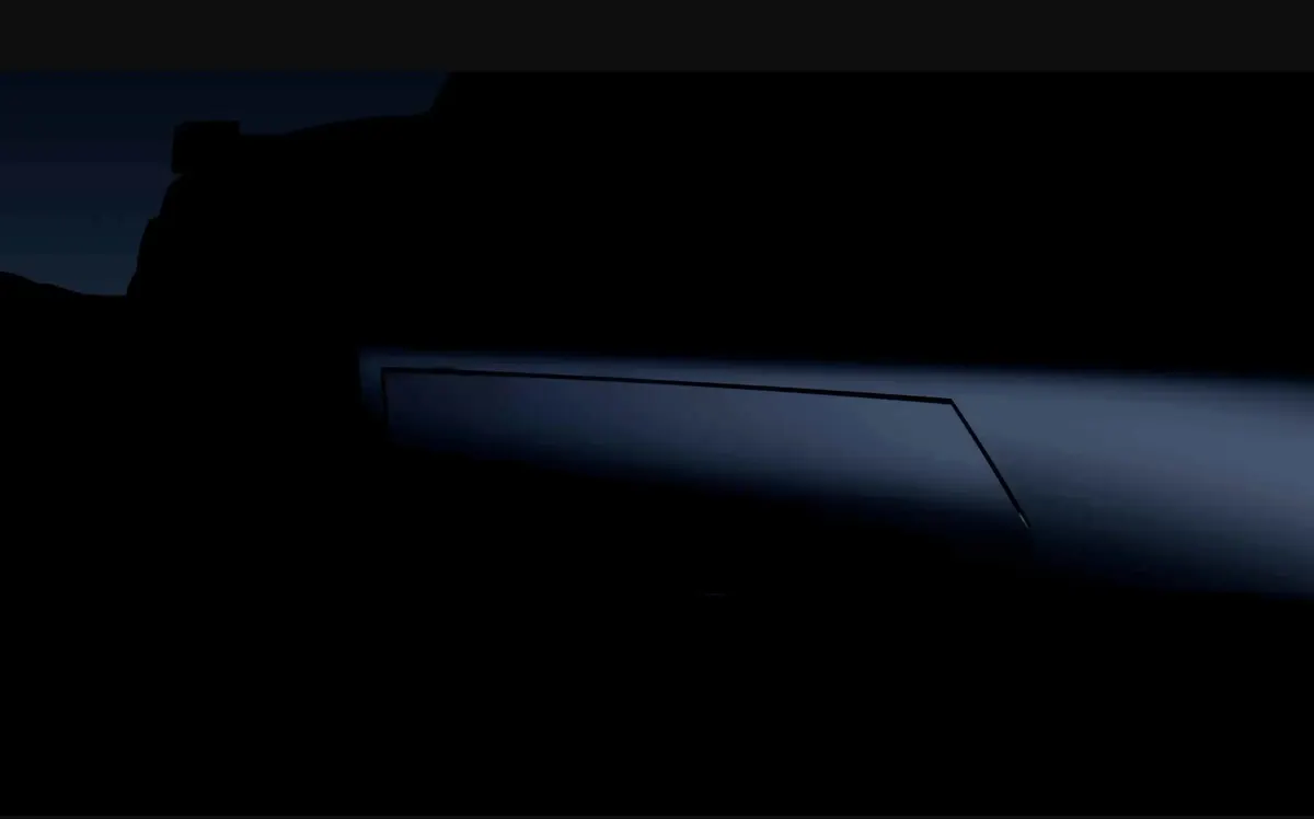 Alpine PS1: погашенные фары, в темноте виден лишь контур световой панели на кузове