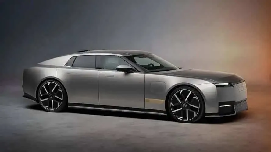 Jaguar Type 01 в студии: серебристый GT с длинным капотом и крупными колёсами, вид спереди сбоку