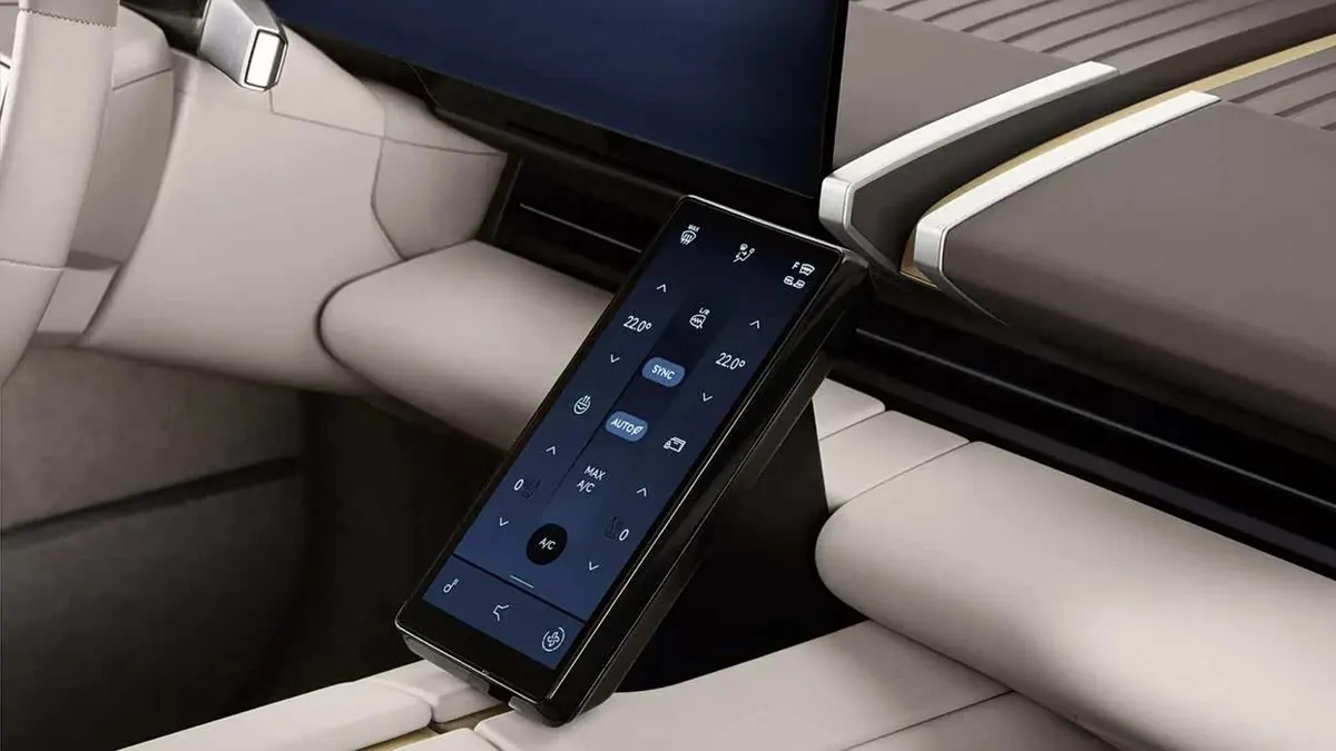 Вертикальный сенсорный экран климат-контроля: температура 22 °C, кнопки SYNC и AUTO