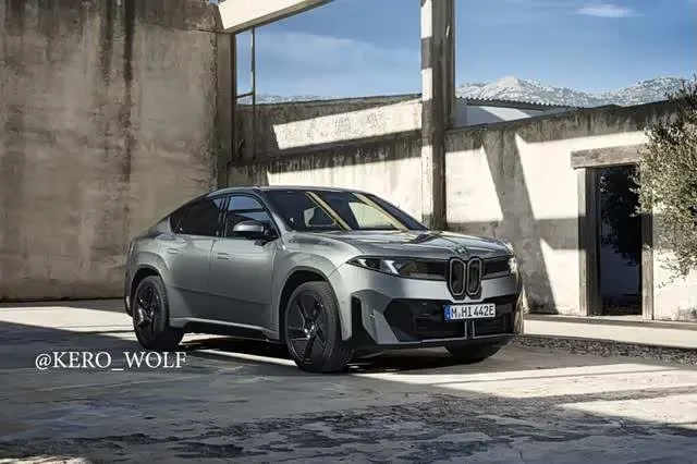 Серый кроссовер-купе BMW iX4 с узкой вертикальной решёткой стоит во дворе у бетонных стен