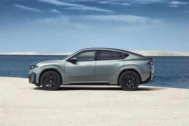 Серый BMW iX4 в профиль на берегу моря: скошенная крыша и чёрные литые диски