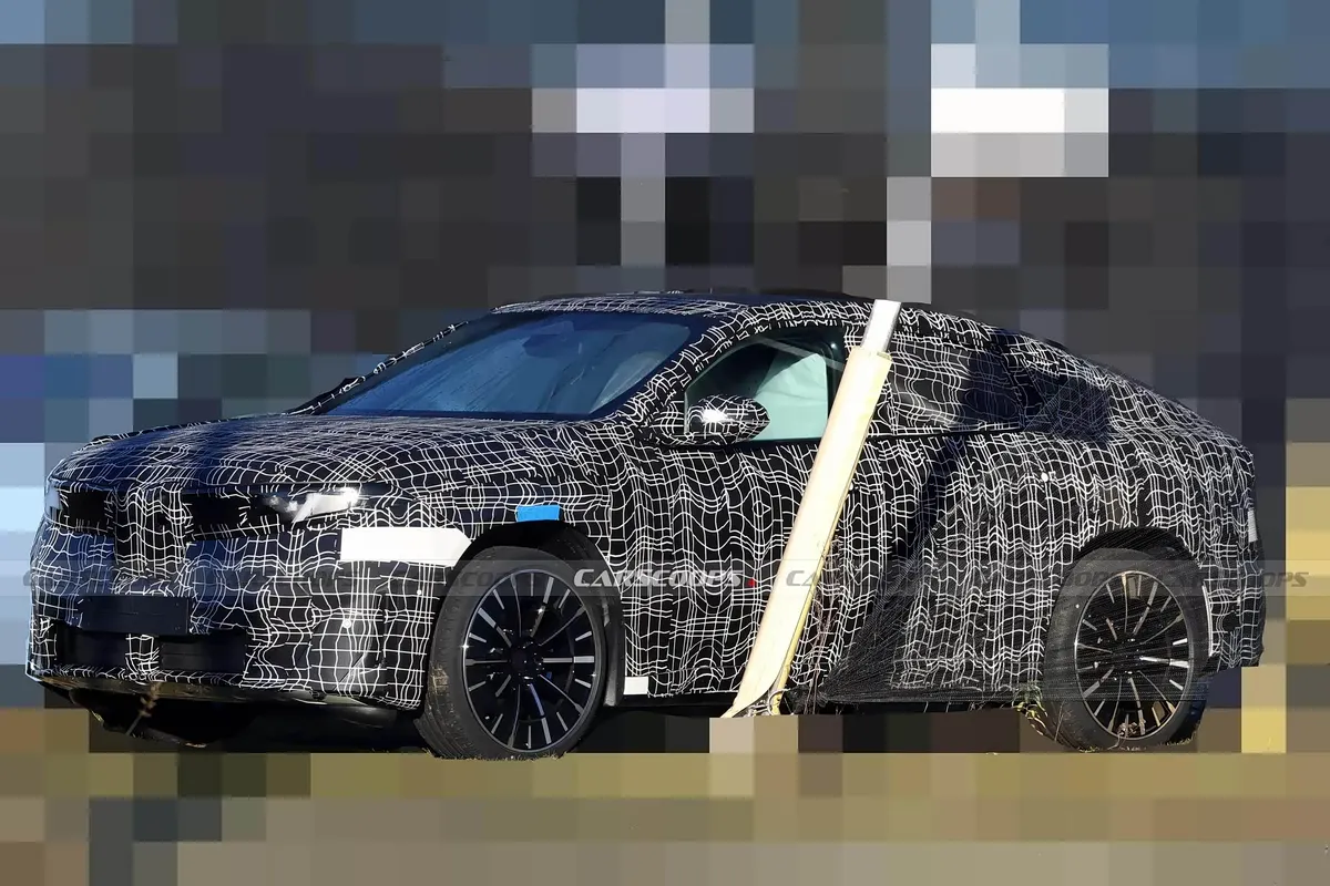 Прототип BMW iX4 в камуфляжной плёнке на тестах, чёрные диски, фон скрыт пикселизацией