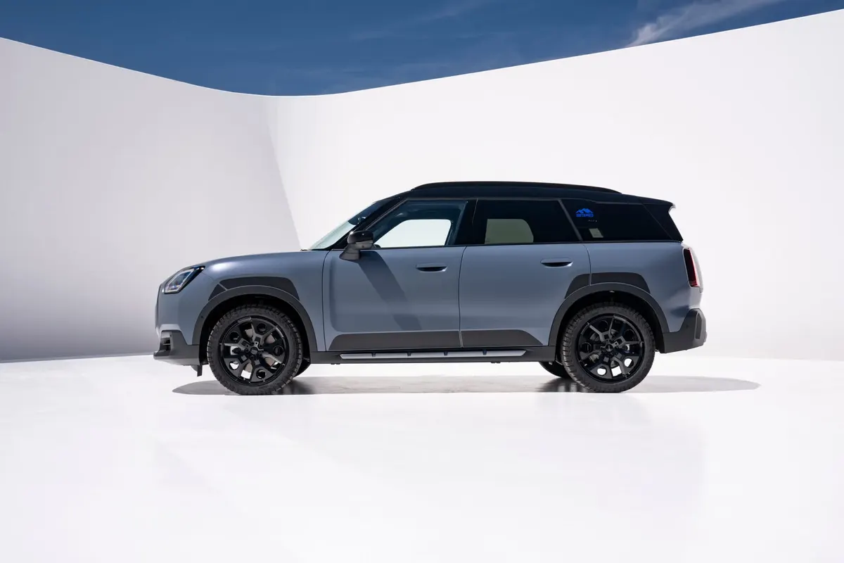 MINI Countryman Untamed Edition сбоку: чёрная крыша, чёрные диски, пороги с накладками