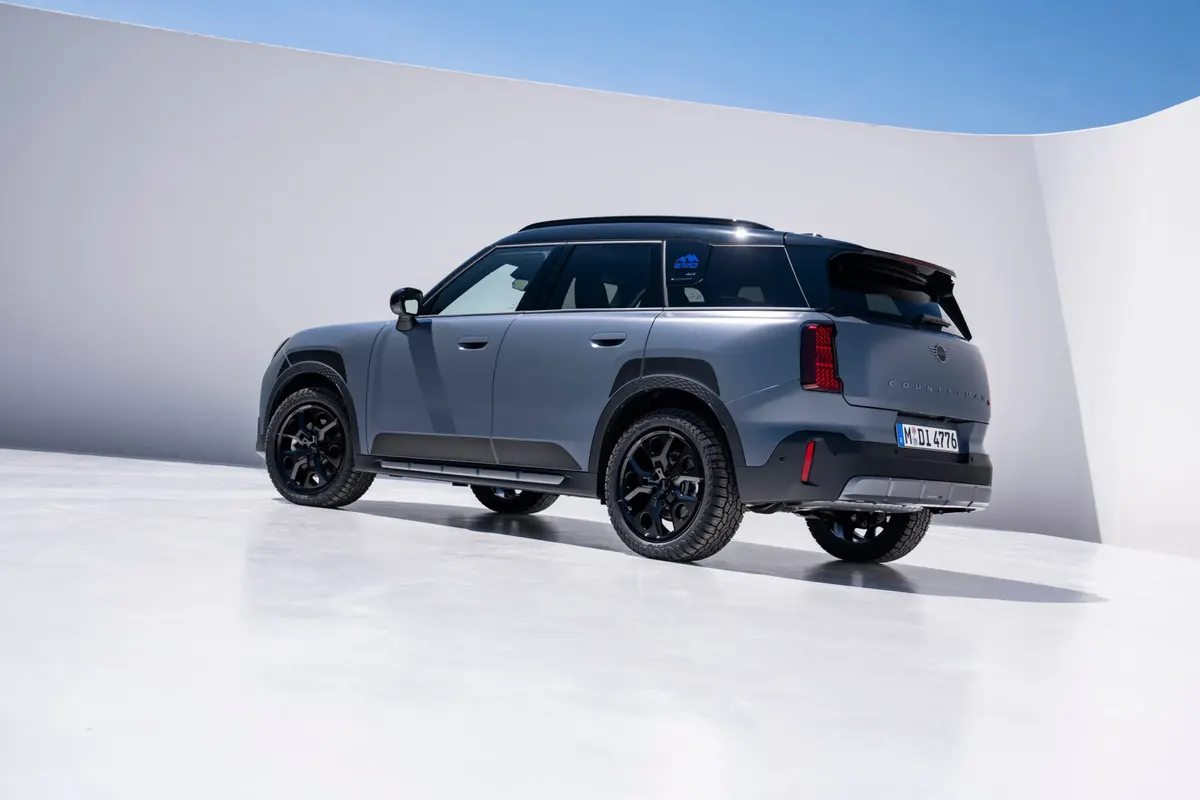 MINI Countryman Untamed Edition сзади в три четверти: чёрные диски, шины для бездорожья, задний спойлер