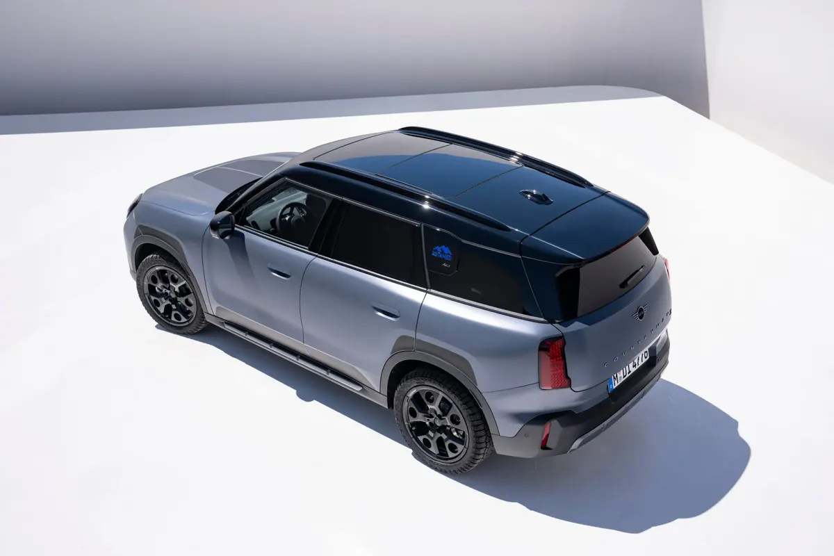 MINI Countryman Untamed Edition сверху: чёрная панорамная крыша, рейлинги и серо-голубой кузов