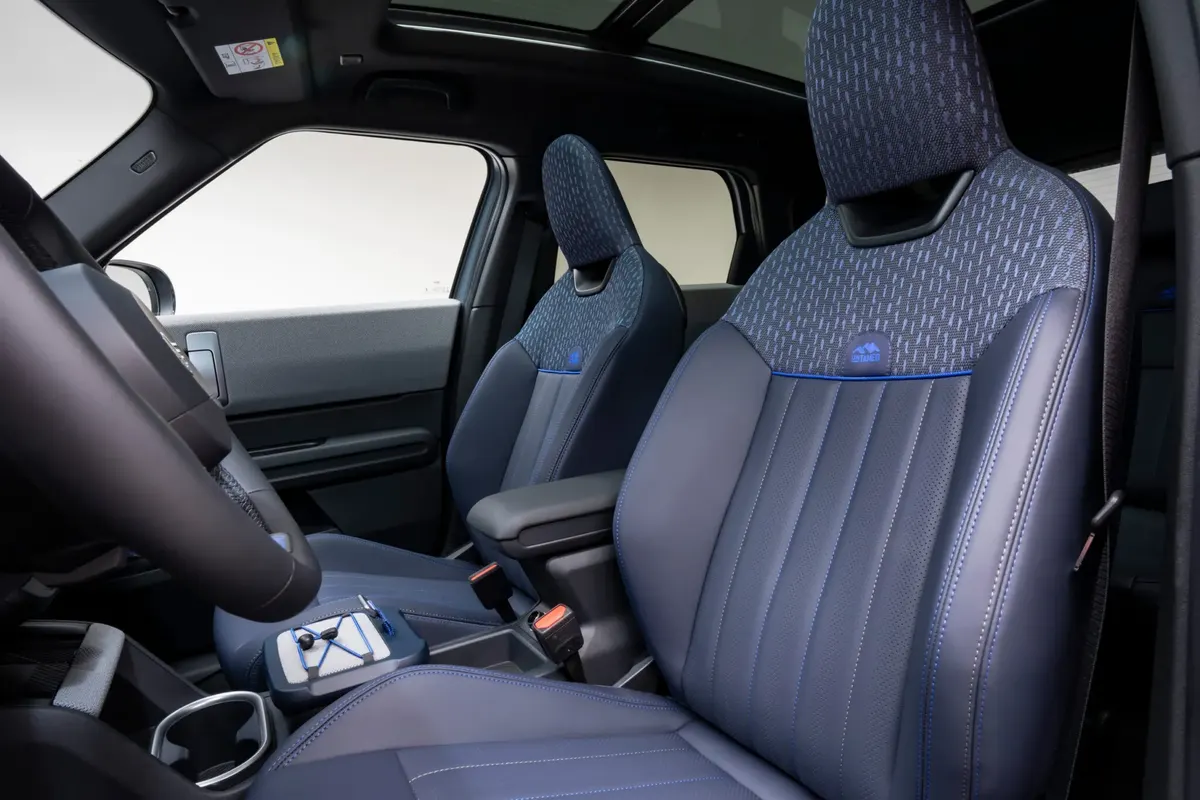 Передние сиденья MINI Countryman Untamed Edition: тёмно-синяя кожа, синяя строчка и тканевые вставки