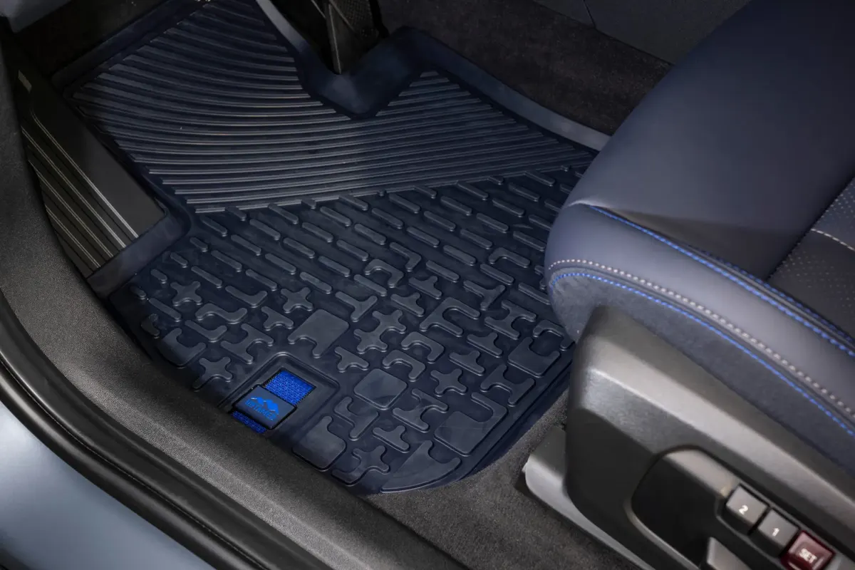 Резиновый коврик с рельефным узором и синей вставкой в салоне MINI Countryman Untamed Edition