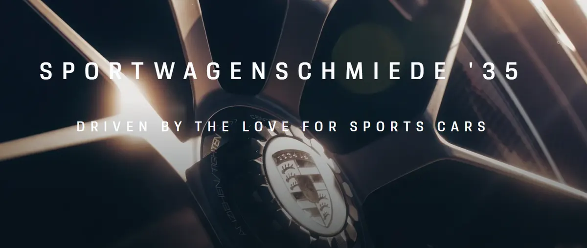 Крупный план литого колёсного диска с гербом Porsche на центральной крышке и надпись Sportwagenschmiede '35