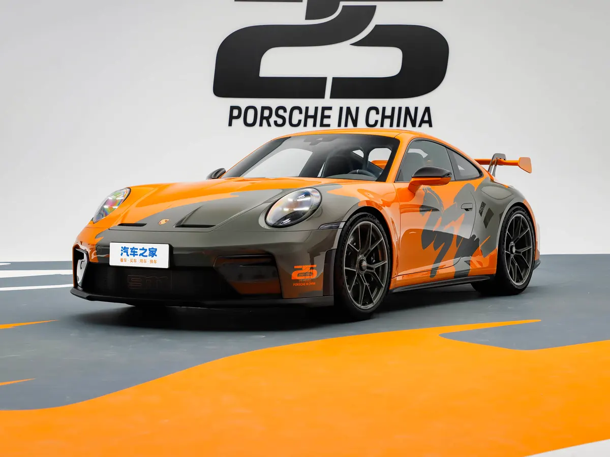 Оранжево-серый Porsche 911 GT3 с юбилейной символикой 25 лет Porsche in China на выставочной площадке