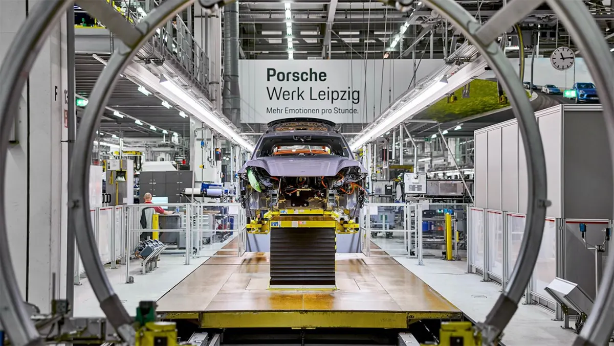 Недостроенный кузов Porsche на конвейере завода Porsche Werk Leipzig
