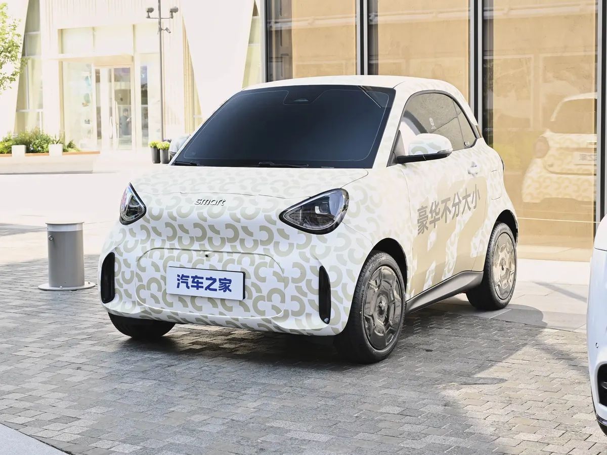 smart в бело-бежевой камуфляжной плёнке, вид спереди, на фоне стеклянных витрин
