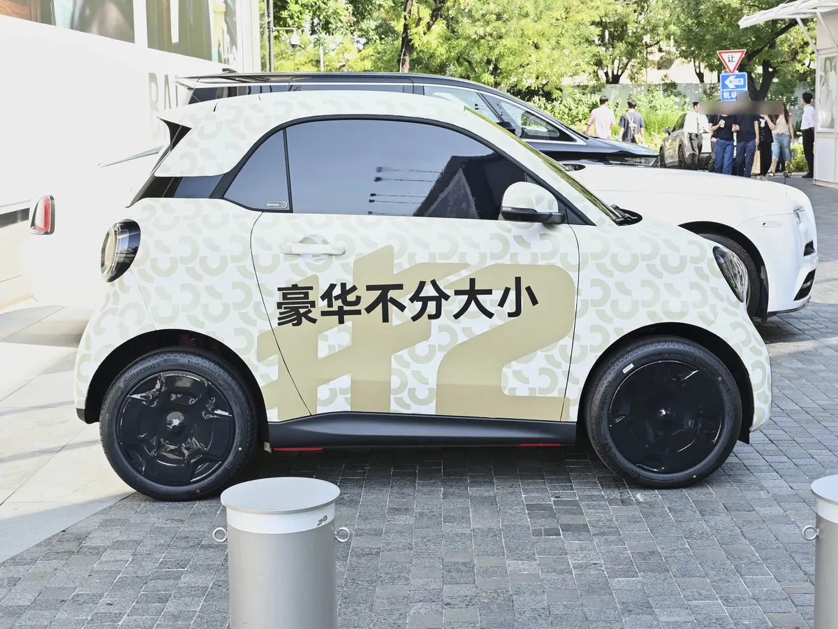 Борт smart в плёнке со слоганом «Роскошь не зависит от размера» и крупным #2 на двери