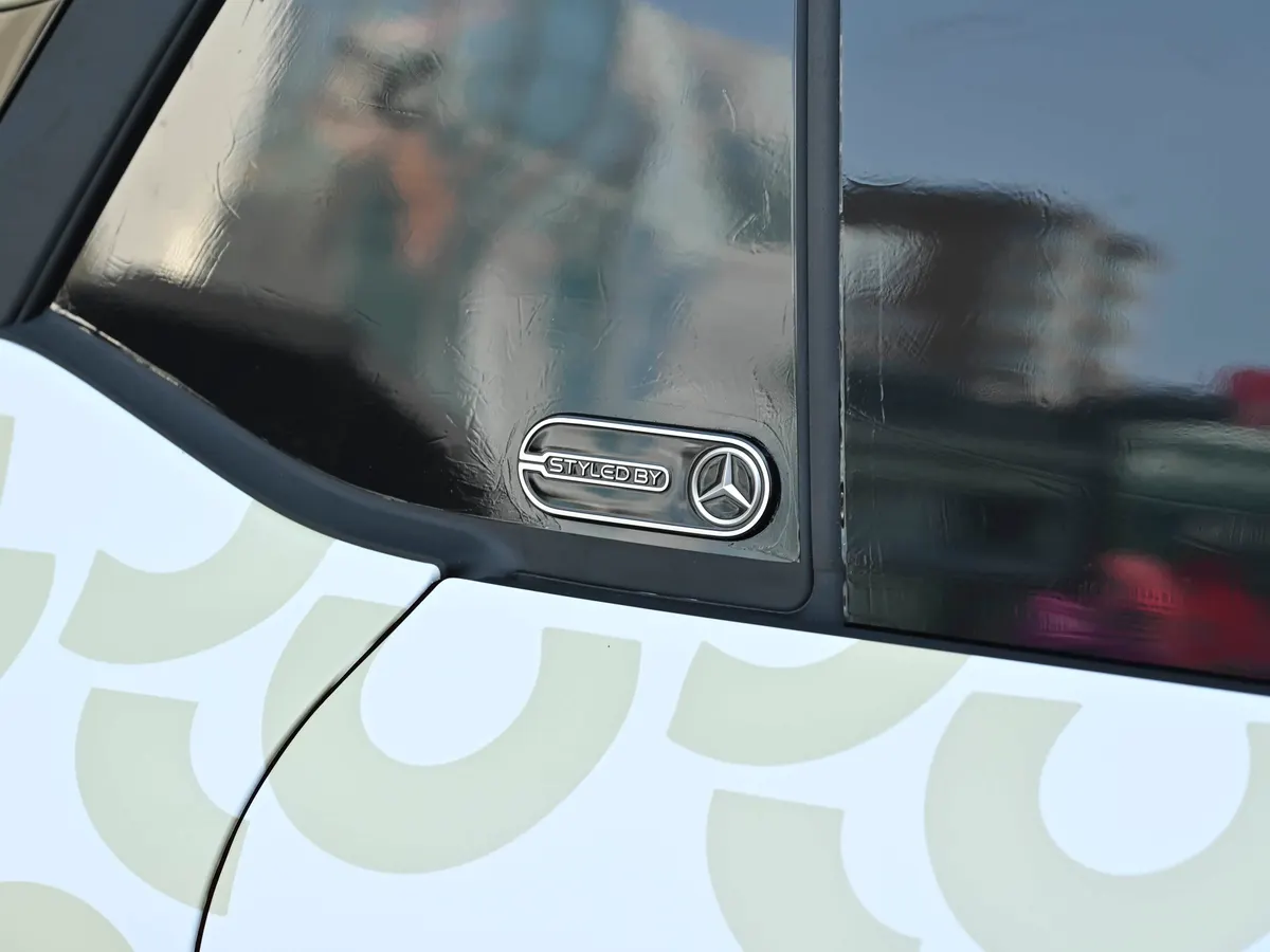 Шильдик Styled by со звездой Mercedes на заднем боковом стекле smart