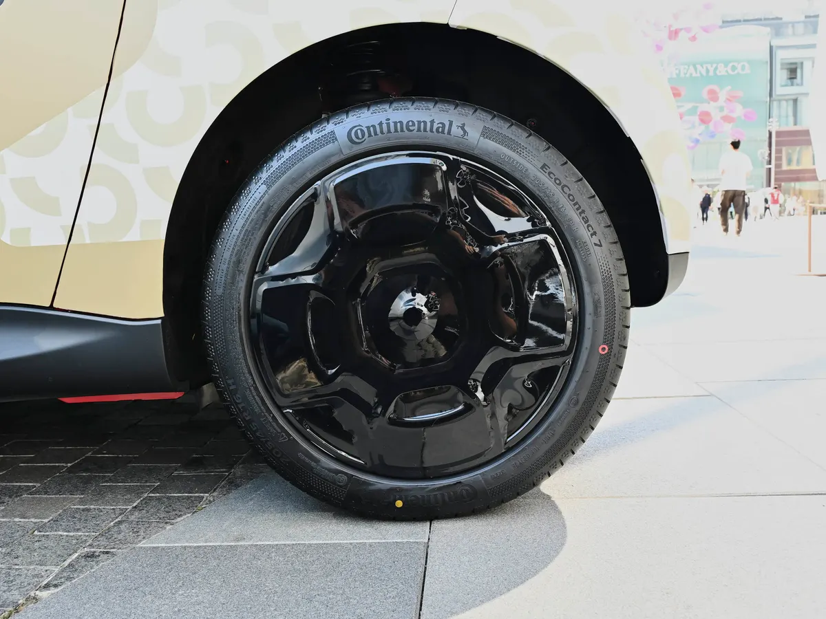 Чёрный литой диск и шина Continental EcoContact 7 крупным планом