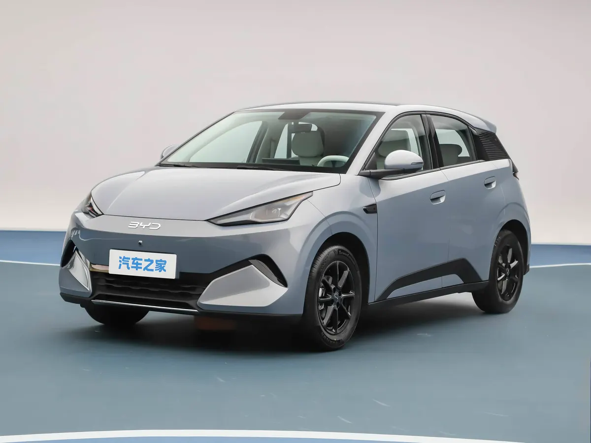 BYD Seagull, вид спереди в три четверти: серо-голубой хэтчбек на синей площадке