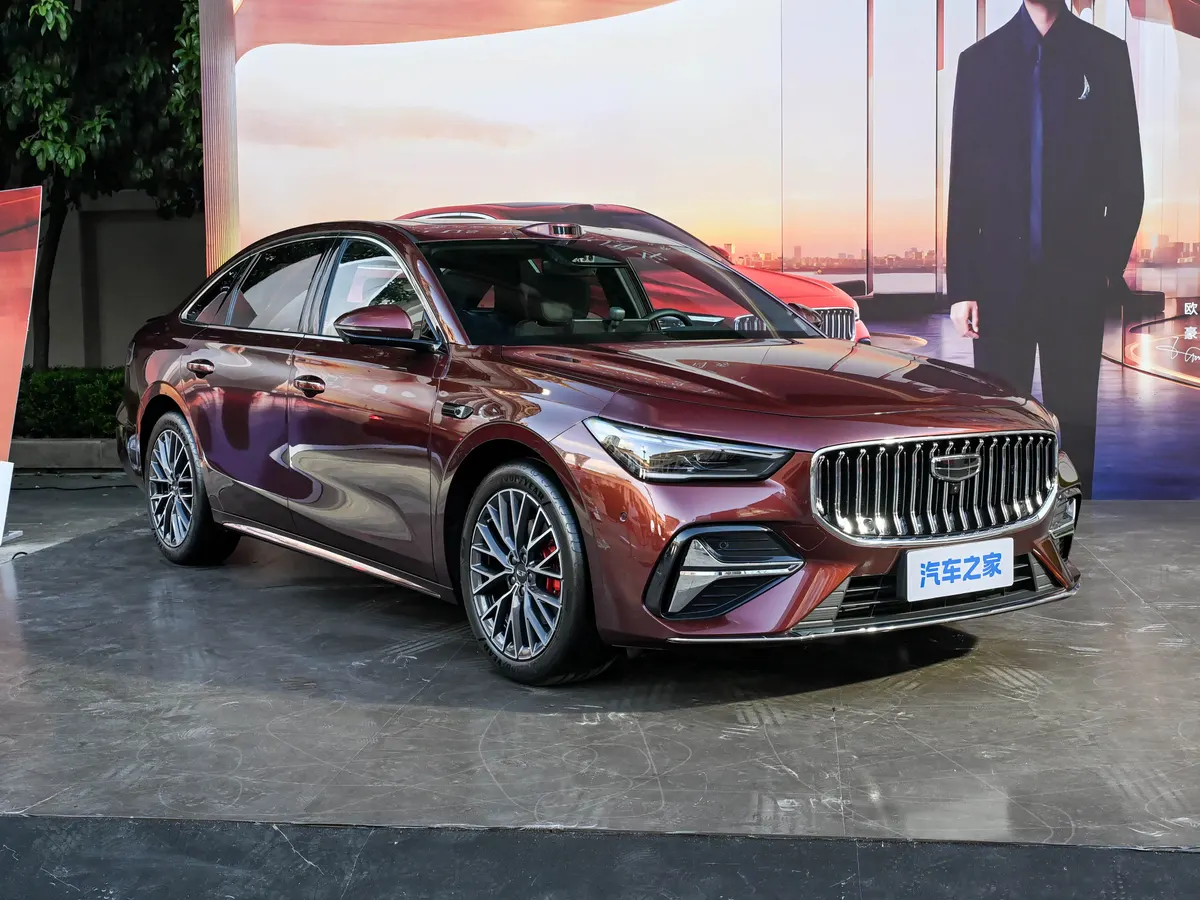 Geely Xingrui L PLUS бордового цвета, вид спереди три четверти: решётка с вертикальными планками