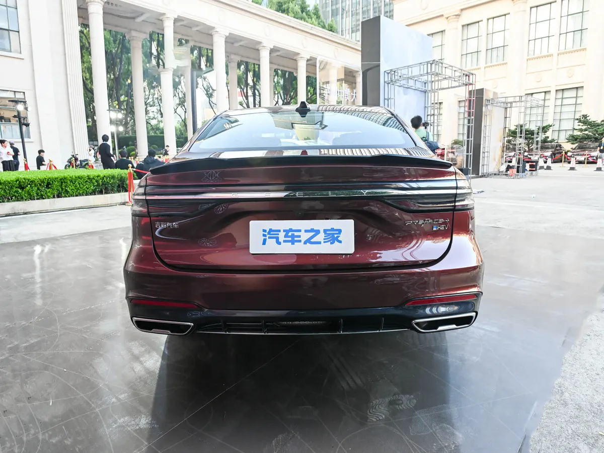 Geely Xingrui L PLUS сзади: спойлер, сплошная полоса фонарей, прямоугольные насадки в бампере