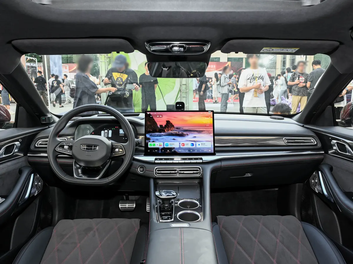 Салон Geely Xingrui L PLUS: руль, цифровая приборная панель и большой центральный экран
