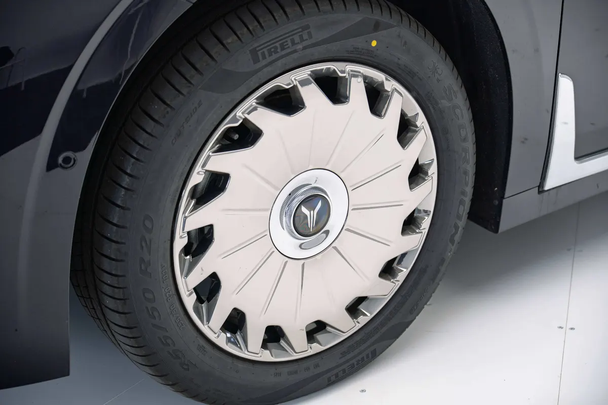 Колесо с хромированным колпаком в виде лопастей и шиной Pirelli Scorpion размера R20