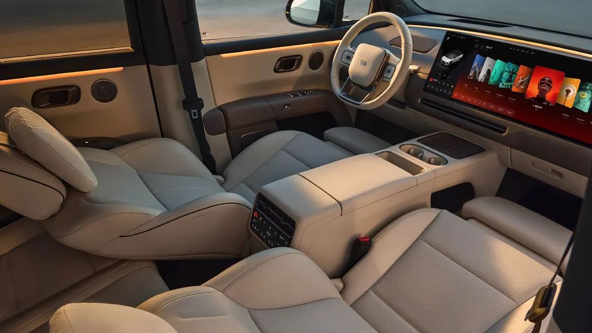Светлый салон Li Auto i6: широкий экран на торпедо, бежевые кожаные кресла и центральный подлокотник