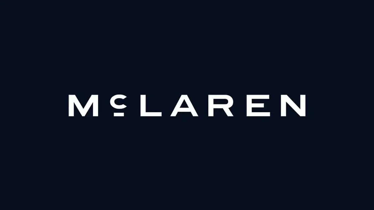 Белая надпись McLaren на тёмно-синем фоне — текстовый логотип бренда