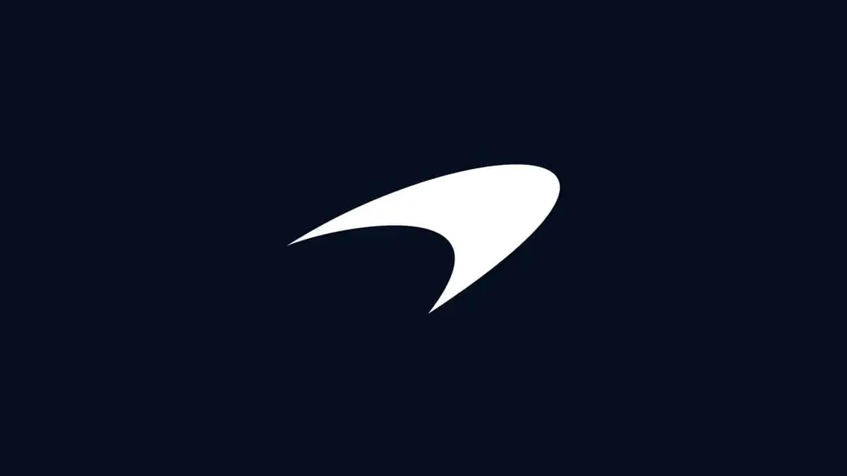 Белый изогнутый знак McLaren на тёмно-синем фоне — графический логотип бренда