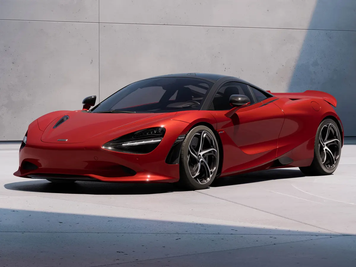 Красный McLaren 750S спереди в три четверти на фоне бетонной стены