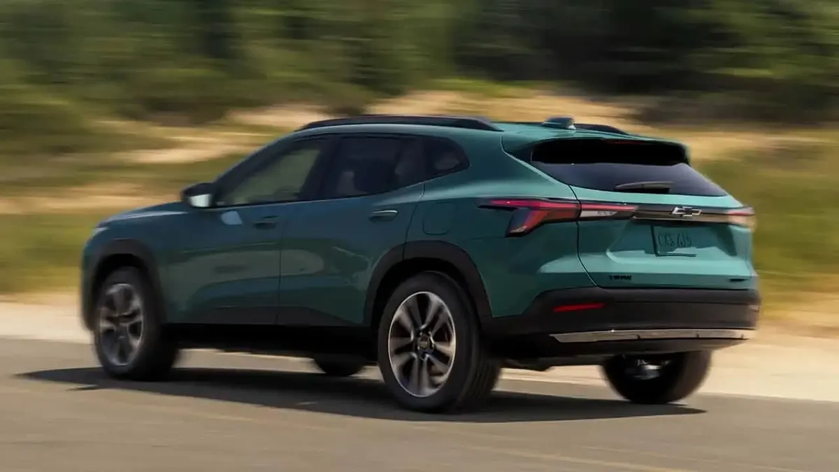 Зелёный Chevrolet Trax сзади в движении, фон размыт