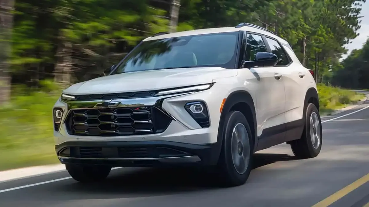 Белый Chevrolet Trailblazer Z71 в движении по лесной дороге, вид спереди