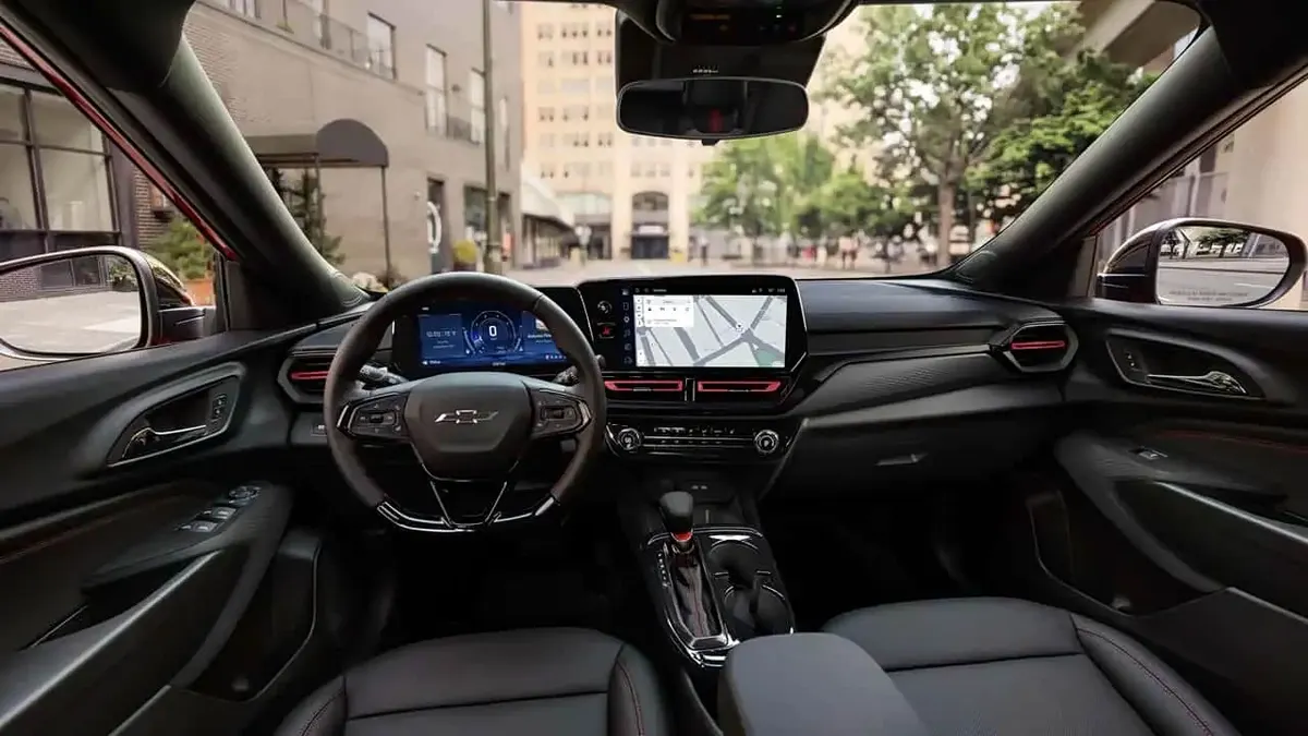 Салон Chevrolet: чёрная отделка, красные вставки, цифровая панель приборов и экран навигации