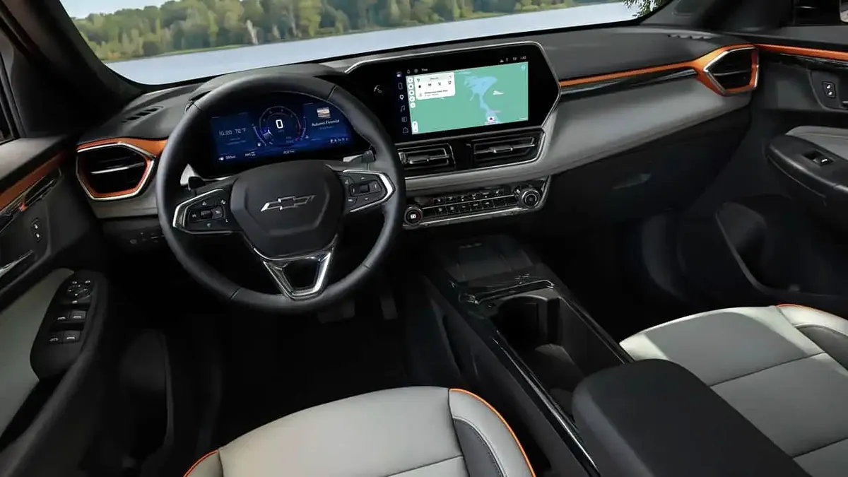 Салон Chevrolet со светло-серыми сиденьями и оранжевыми вставками, руль, приборная панель и экран