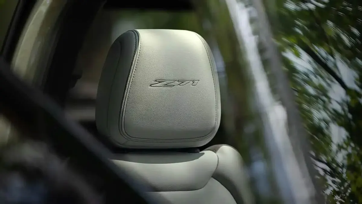 Светлый подголовник с тиснением Z71 на переднем сиденье Chevrolet