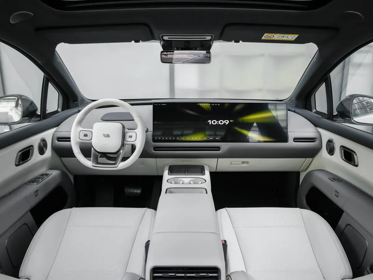 Салон Li Auto: белый руль, широкий центральный экран, светлые сиденья и центральная консоль с подстаканниками