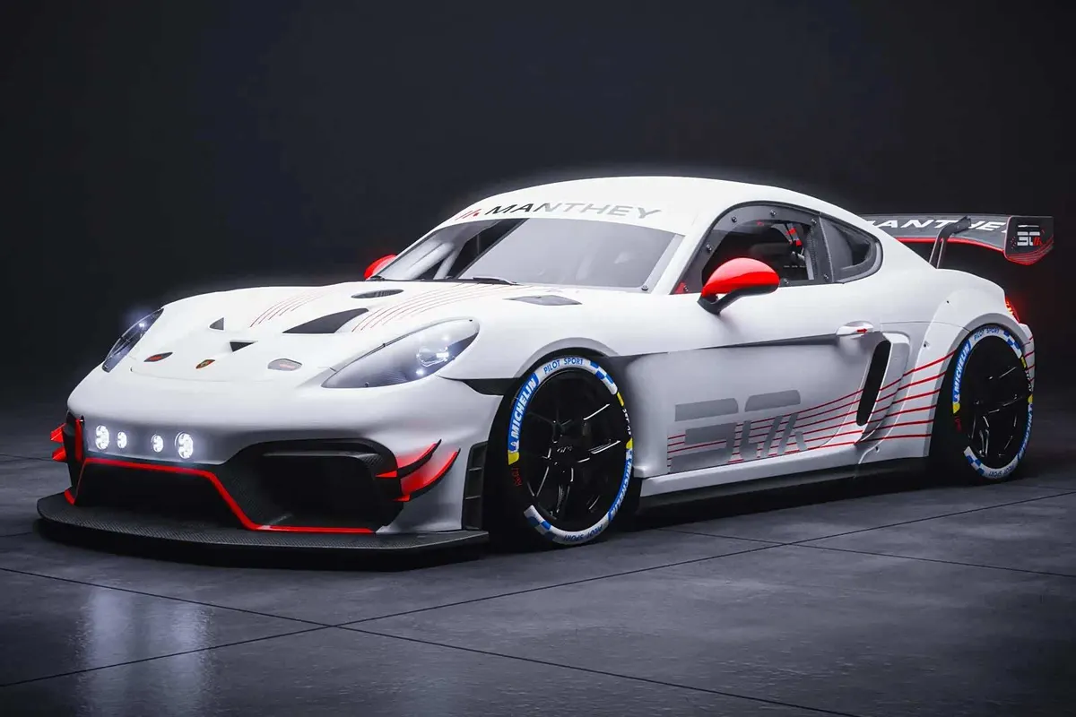 Белый гоночный Porsche 718 Cayman GT4 RS Clubsport MR 30 с красными вставками и фарами в бампере на тёмном фоне