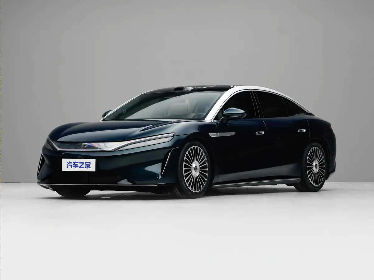 Тёмно-синий седан BYD Dahan с белой полосой на крыше, вид спереди в студии