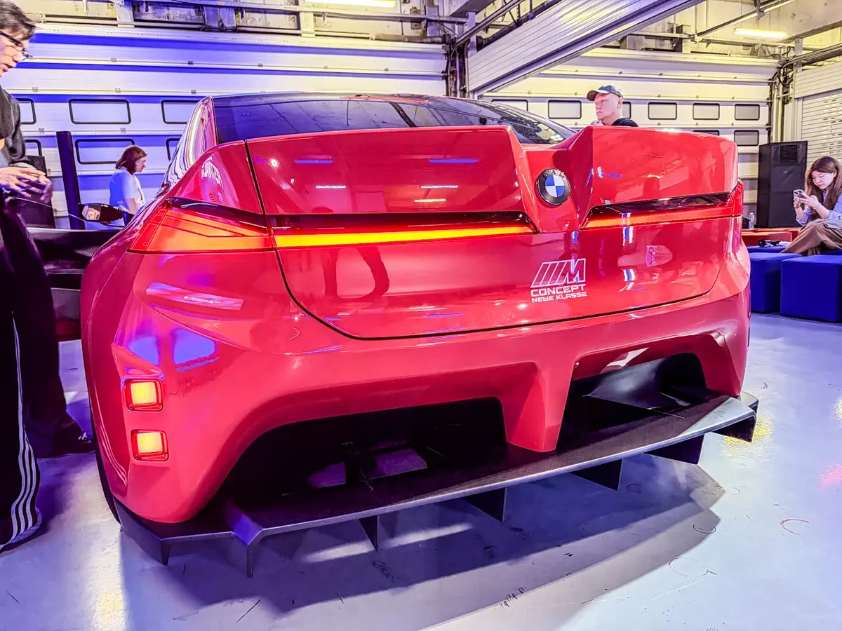 Задняя часть красного BMW M Concept Neue Klasse: стоп-сигналы, массивный бампер и карбоновый диффузор