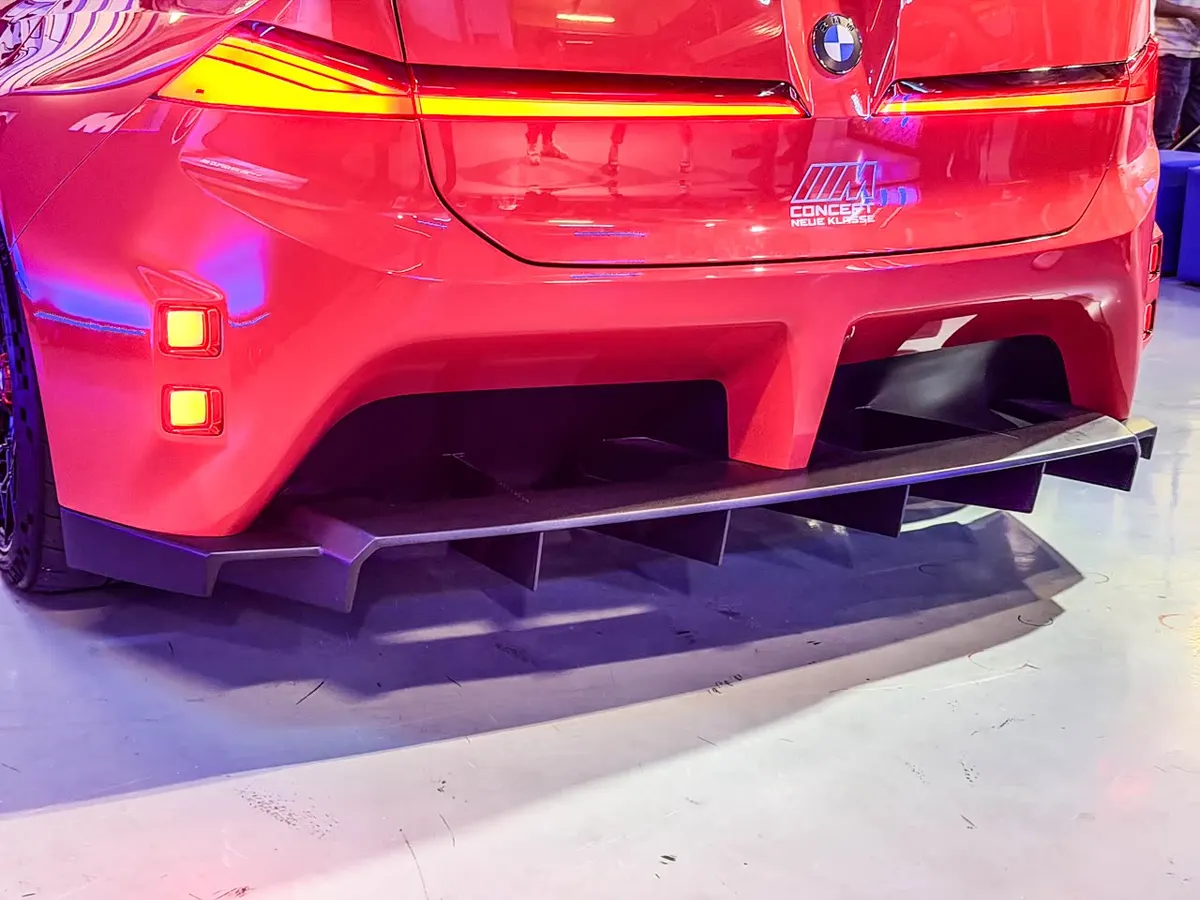 Задний бампер BMW M Concept с рёбрами диффузора и небольшими оранжевыми огнями